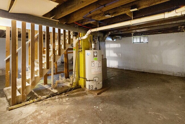 Building Photo - Centrally Located to Downtown Lansing