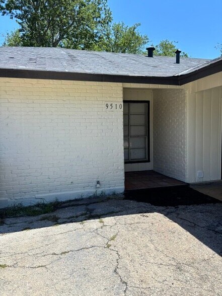 Building Photo - 9510 Contessa Dr
