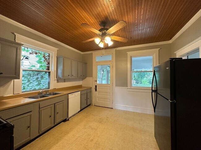 Building Photo - Timeless 3 Bedroom House!