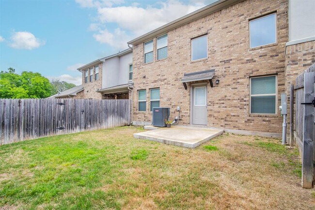 Building Photo - 2304 S Lakeline Blvd