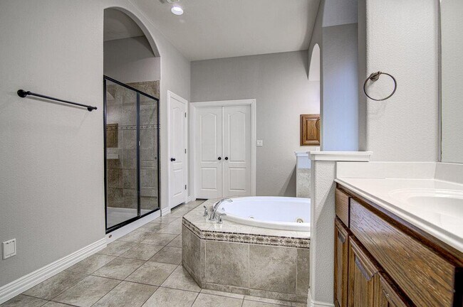 Building Photo - 1425 River Forest Dr