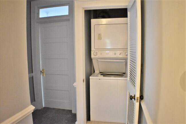 Building Photo - 2417 Blossom St