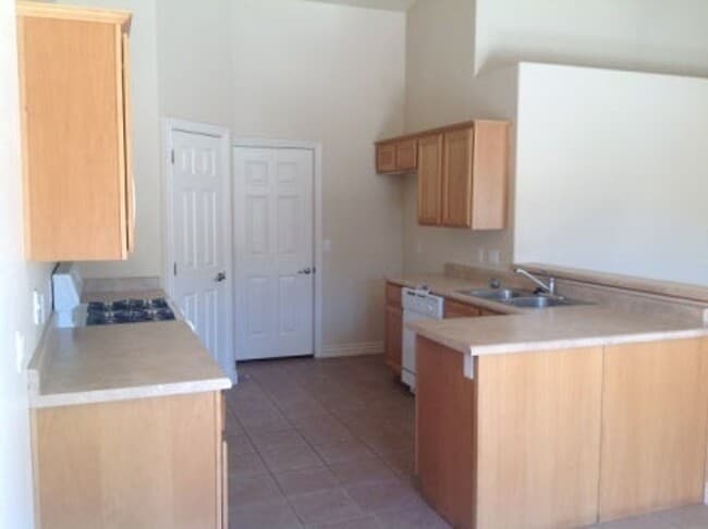 Building Photo - 3 Bedroom 2 Bathroom House