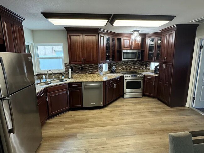 Building Photo - 3 Bed/2 Bath Clearwater Home with Pool: Av...