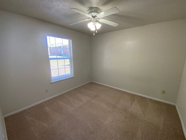 Building Photo - 3 Bedroom 2 Bathroom Duplex