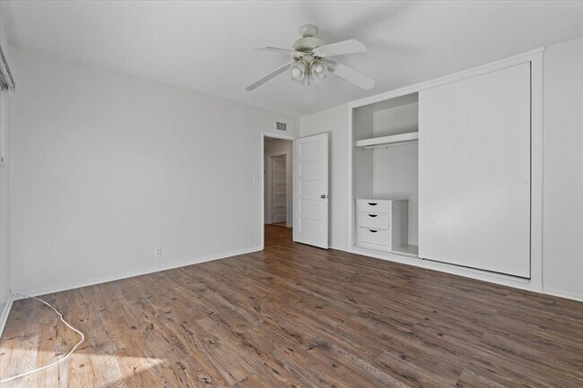 Building Photo - 336 W Hillcrest Blvd