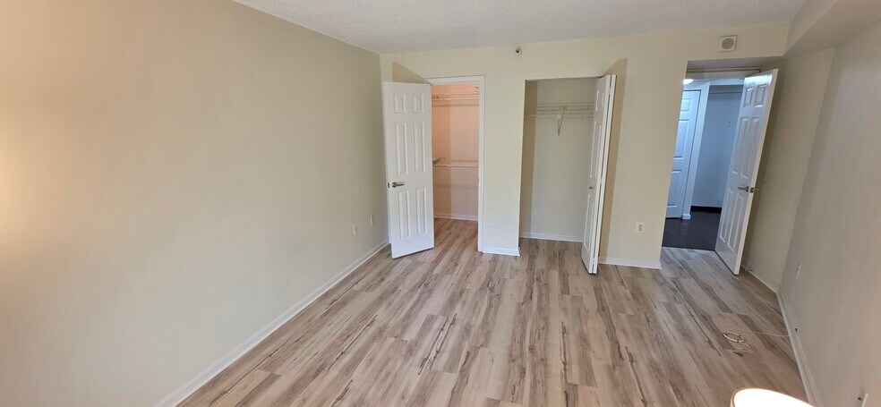 Building Photo - 10101 Grosvenor Pl