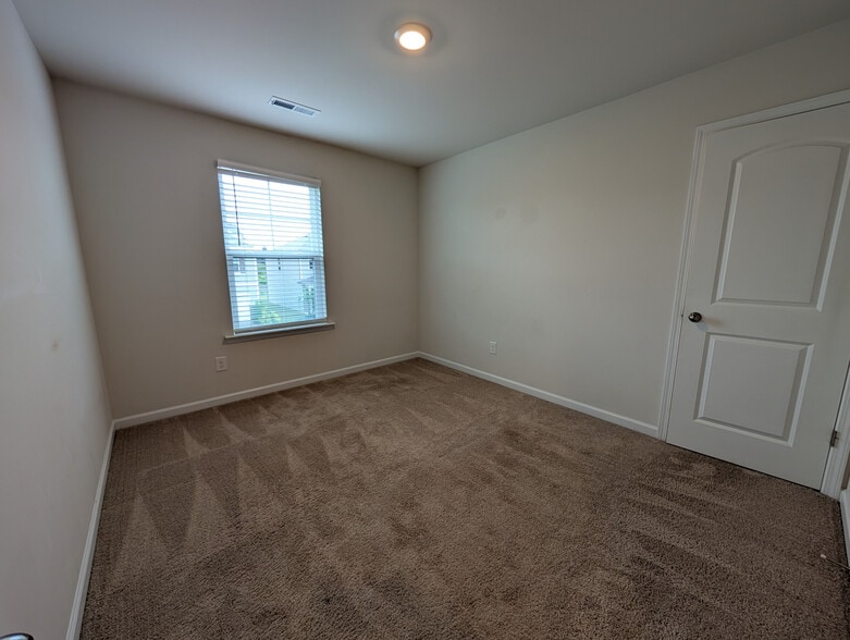 Building Photo - Room in House on Eastcott Ave