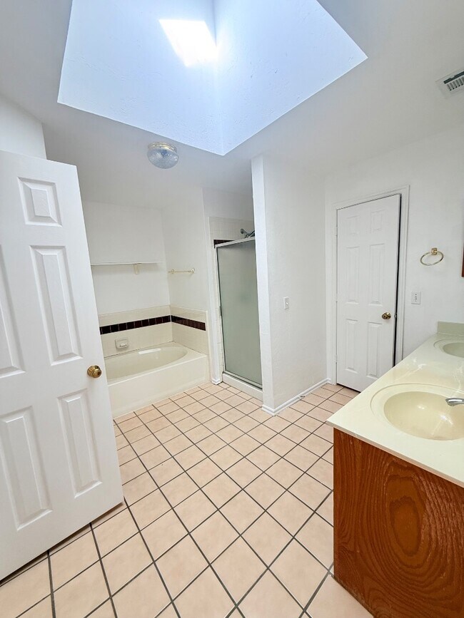 Building Photo - 1016 Westbury Terrace