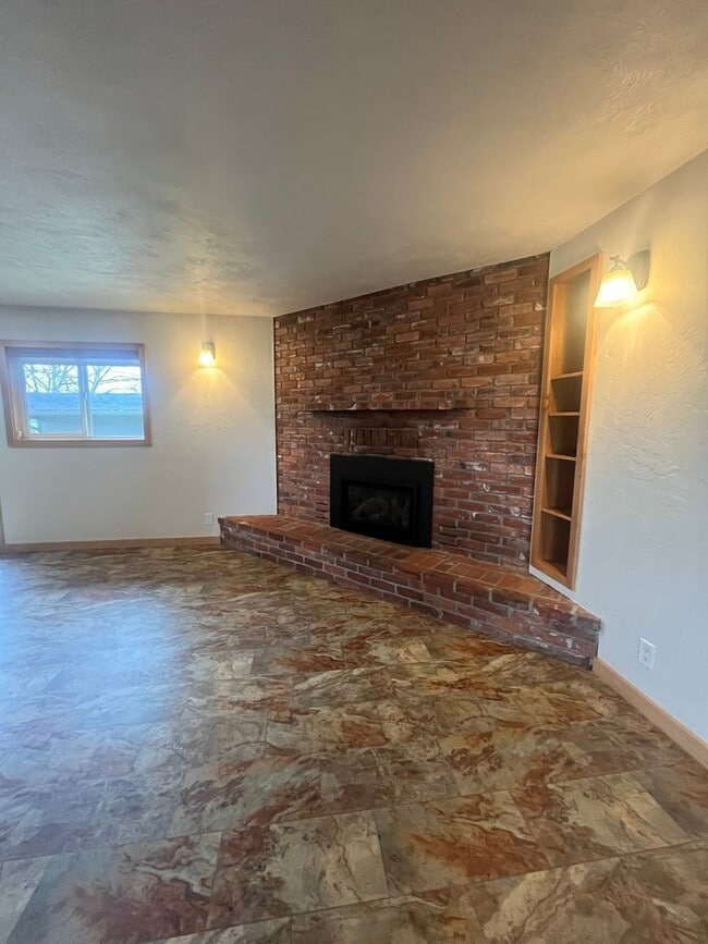 Building Photo - Country living just minutes from town!!! 3-Bed 2-Bath home