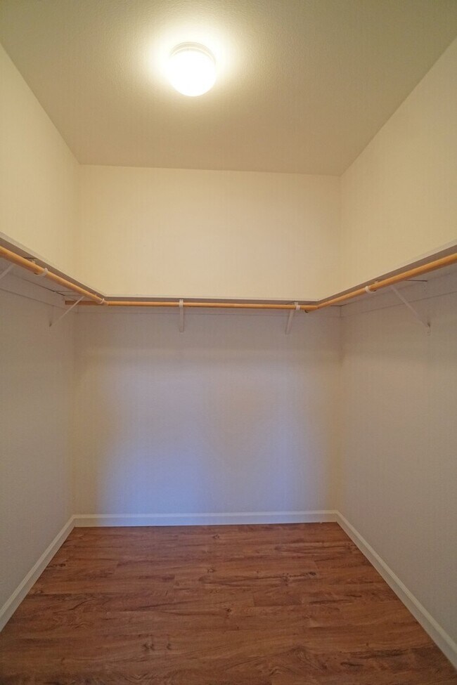 Building Photo - 3 bedroom, 2 bathroom condo with great flo...