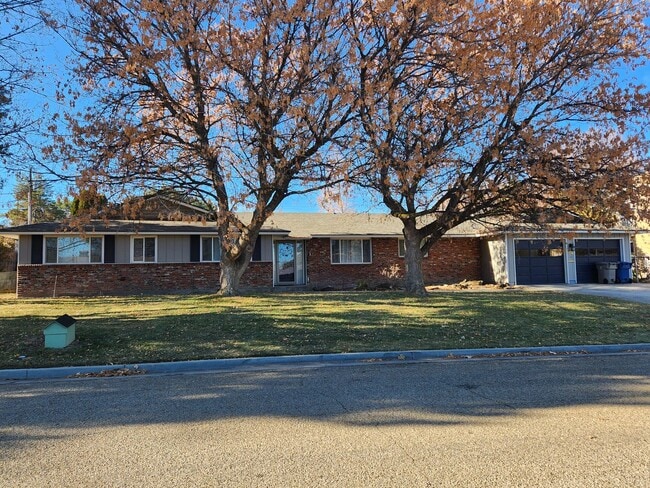 Building Photo - Large 3 bedroom home!