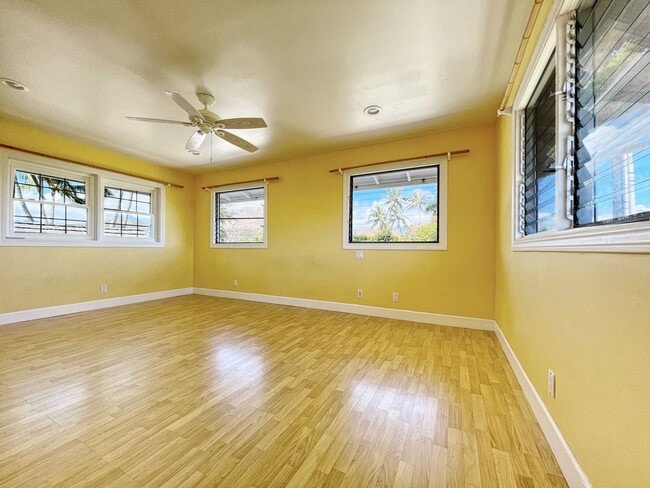 Building Photo - Dog Friendly 2/2 Kailua Duplex with one off-street parking!