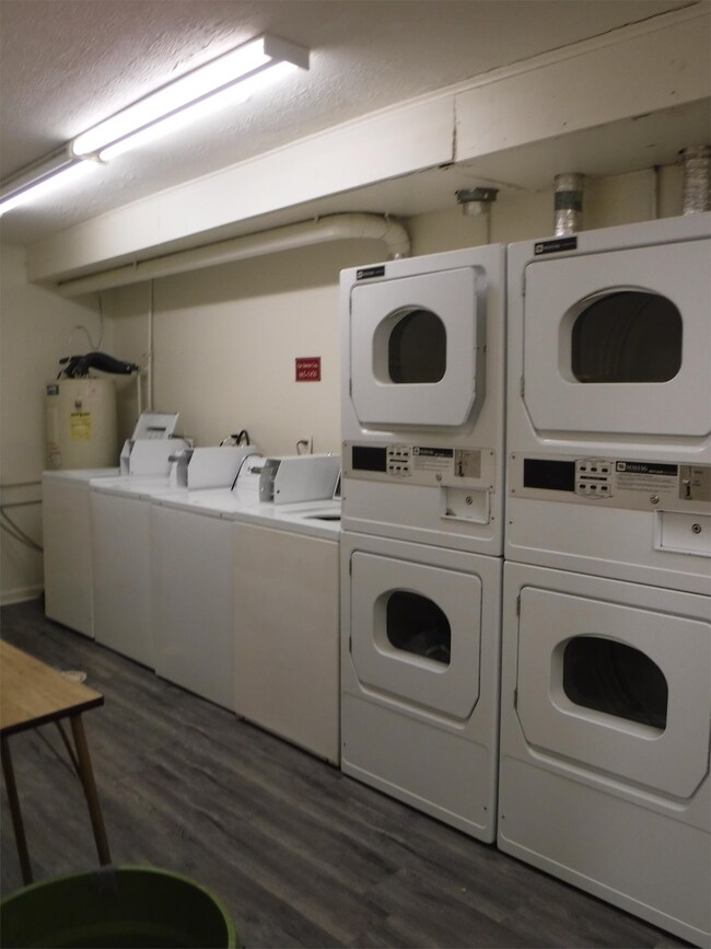 Building Photo - 936 E Colonial Manor Dr