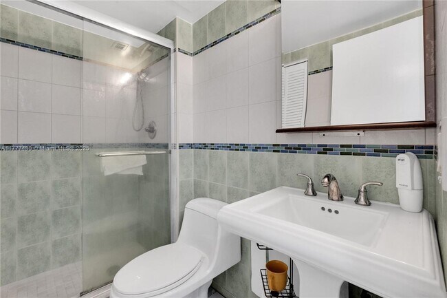 Building Photo - 1351 NE Miami Gardens Dr