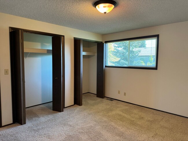 Building Photo - 3 bedroom 2.5 bathroom duplex off Coburg Rd.