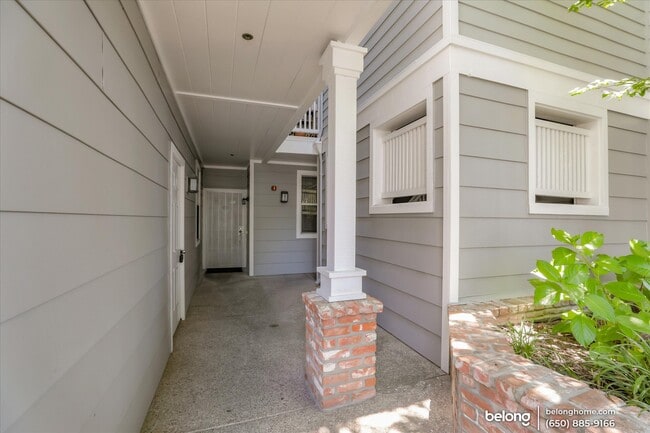 Building Photo - 905 Sunrose Ter