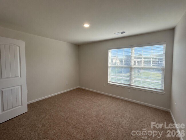 Building Photo - 3003 Cres Lk Ln