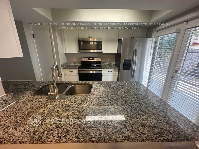 Building Photo - 2447 Atrium Cir