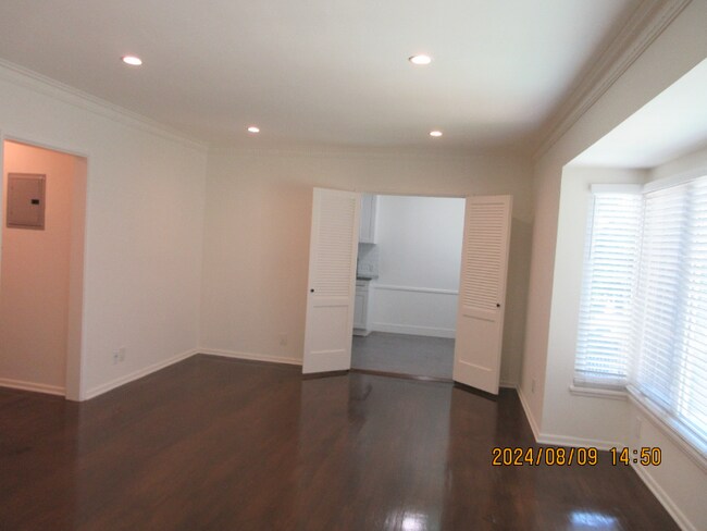 Building Photo - 905 N Sweetzer Ave