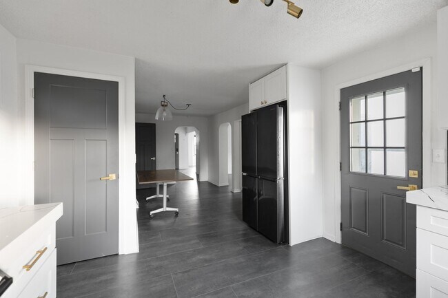 Building Photo - Pendleton Heights 4BR—Updated Historic Charm + Modern Comforts | 2,300 sq ft