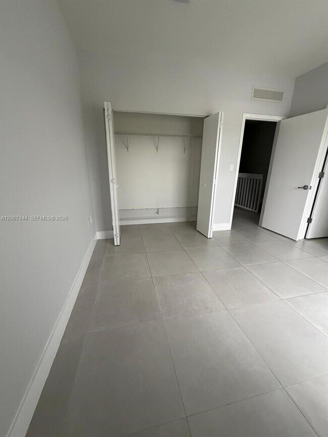 Building Photo - 381 E 50th St