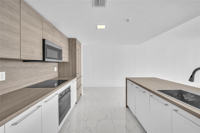 Building Photo - 400 Sunny Isles Blvd