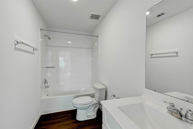 Building Photo - 25821 Hedgerow Dr