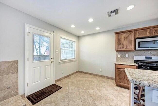 Building Photo - 1017 Solano Dr