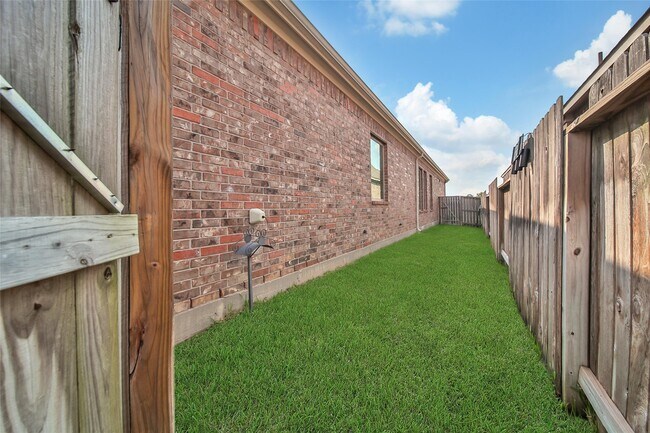 Building Photo - 20230 Windsor Fld