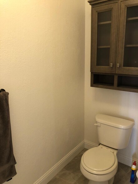 Building Photo - 2400 Lincoln Village Dr