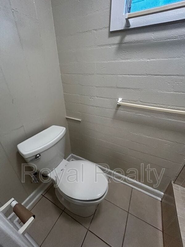 Building Photo - 1380 Uila St