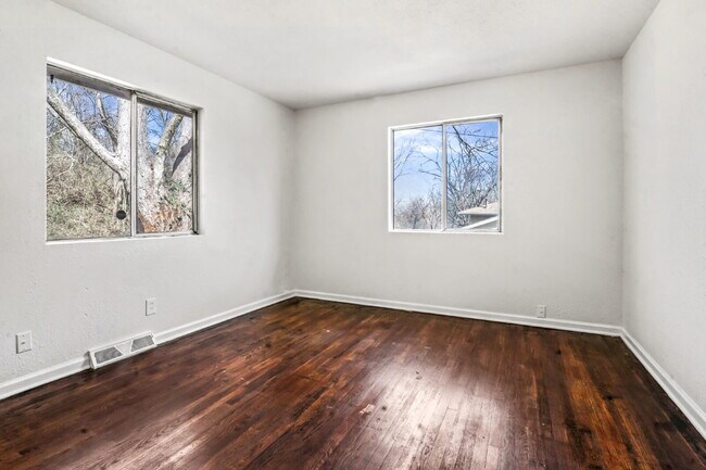 Building Photo - Beautifully Renovated 3 Bedroom Home in KCK Available Now!  1st Month's Rent is FREE!