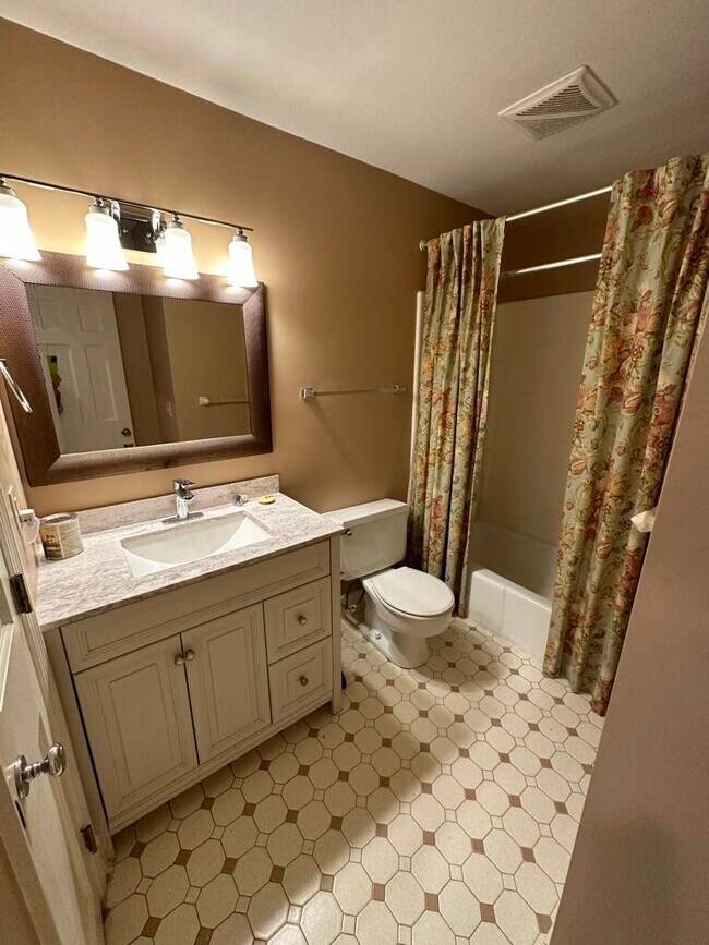 Building Photo - 2008 Fontaine Rd