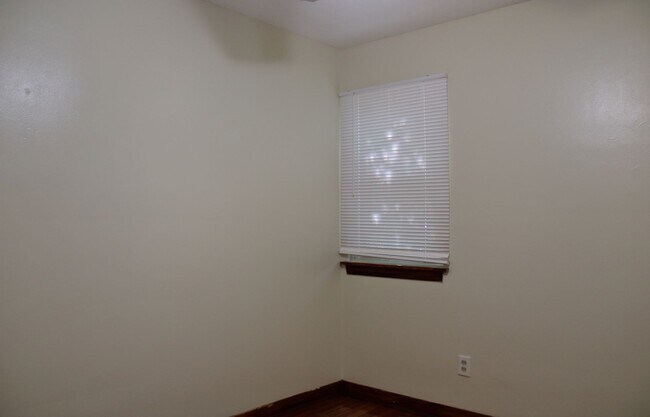 Building Photo - 4 bedroom/1 Bath Single Home!