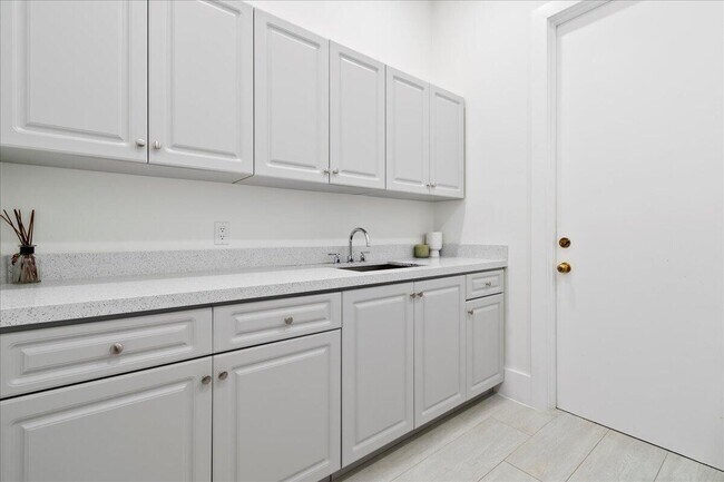 Building Photo - 2313 Golf Brook Dr