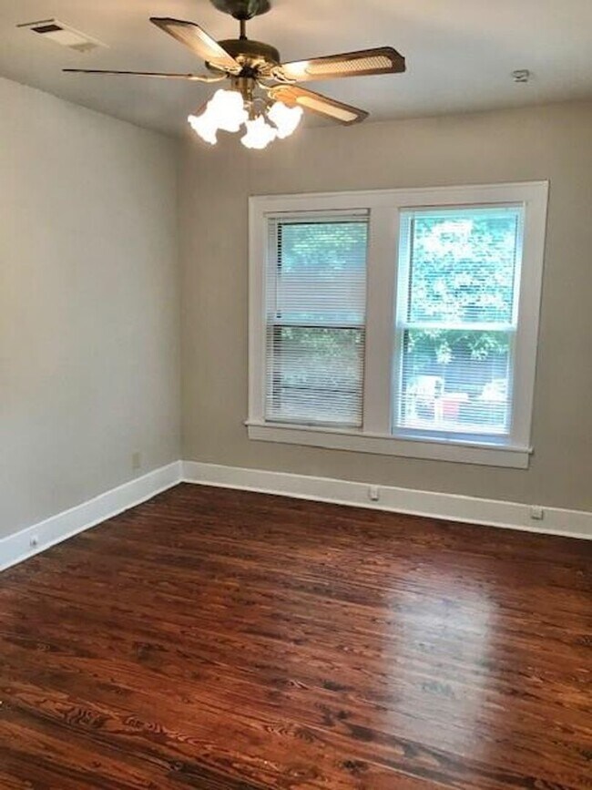 Building Photo - PRELEASING FOR EARLY SEPT! Charming 3 Bed ...