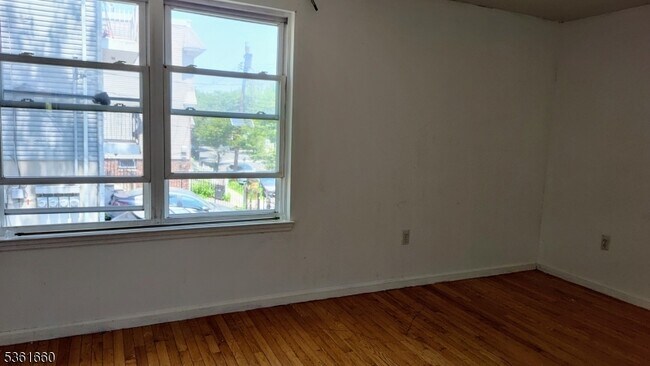Building Photo - 540 15th Ave