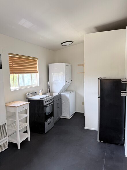 Fully functional kitchen, included stove/oven, and washer/dryer in unit - 572 Plumosa Ave