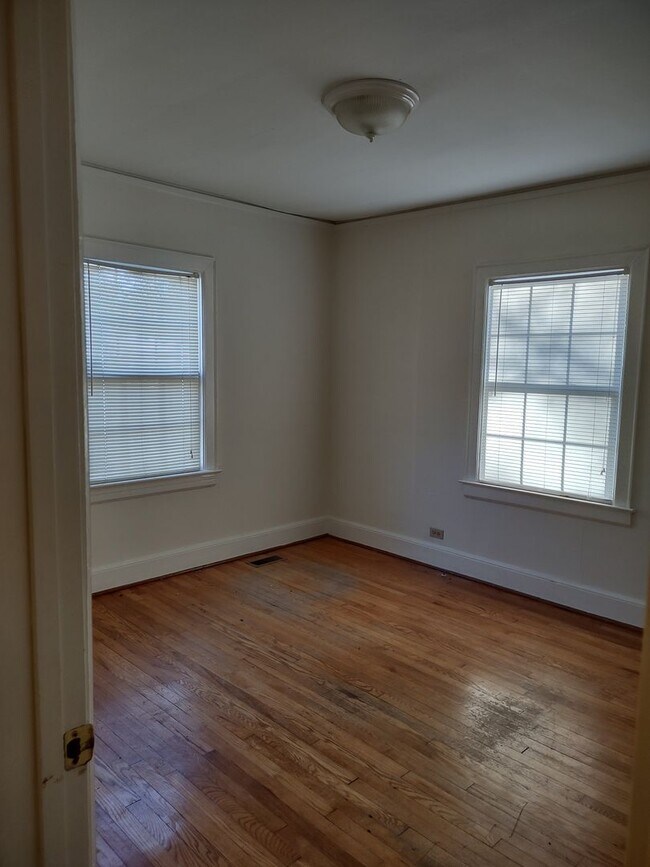 Building Photo - 605 S Waccamaw Ave