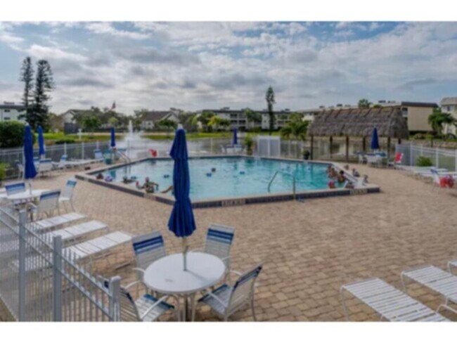 Building Photo - Top Floor Corner Unit in Gulfwinds East