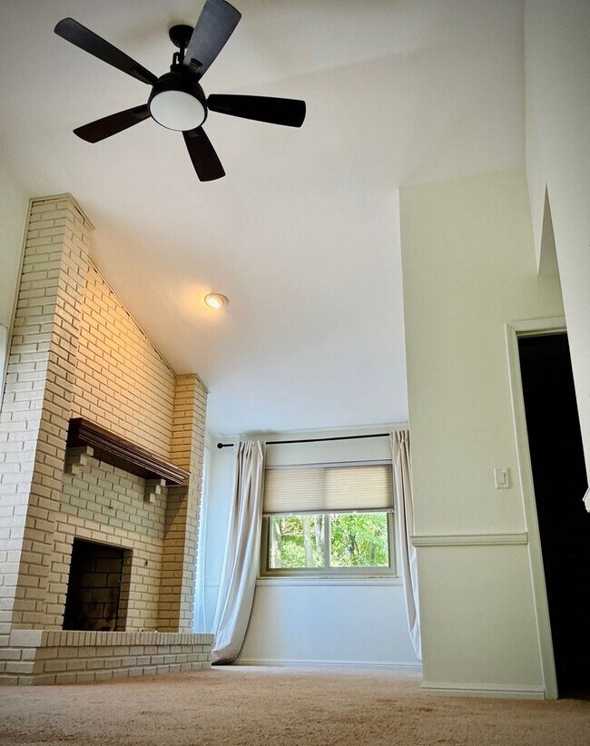 Building Photo - Available now-  4 Bedroom house in O'Fallo...