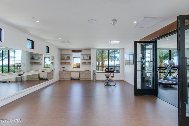 Building Photo - 5000 N Camelback Rdg Dr