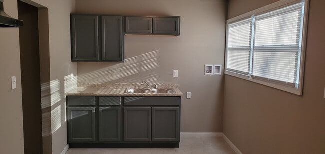 Building Photo - 3 Bedroom Close to Highway - Section 8 Welcomed