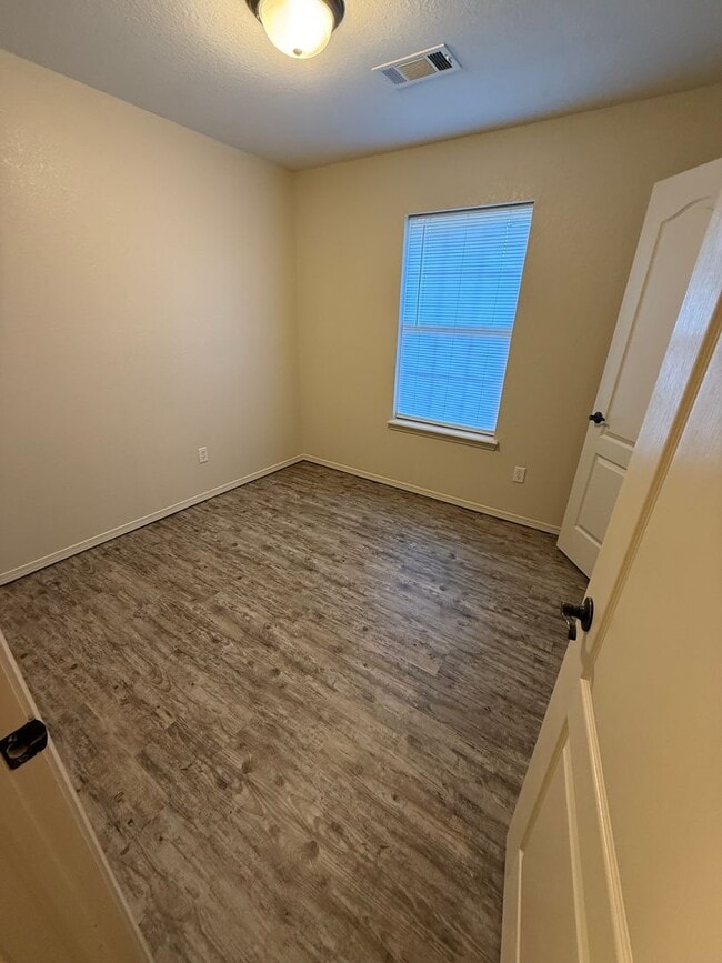 Building Photo - 3 bed, 2 bath, 1 car garage House