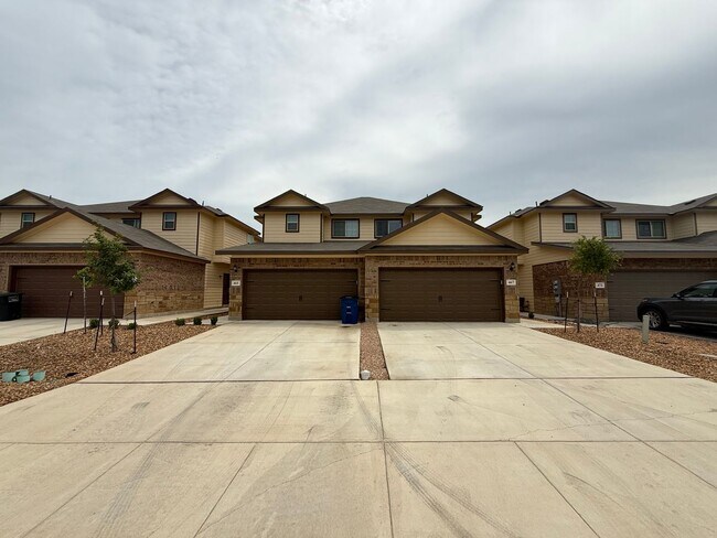 Building Photo - 3bd/2.5ba Two-Story Duplex in Prime Location