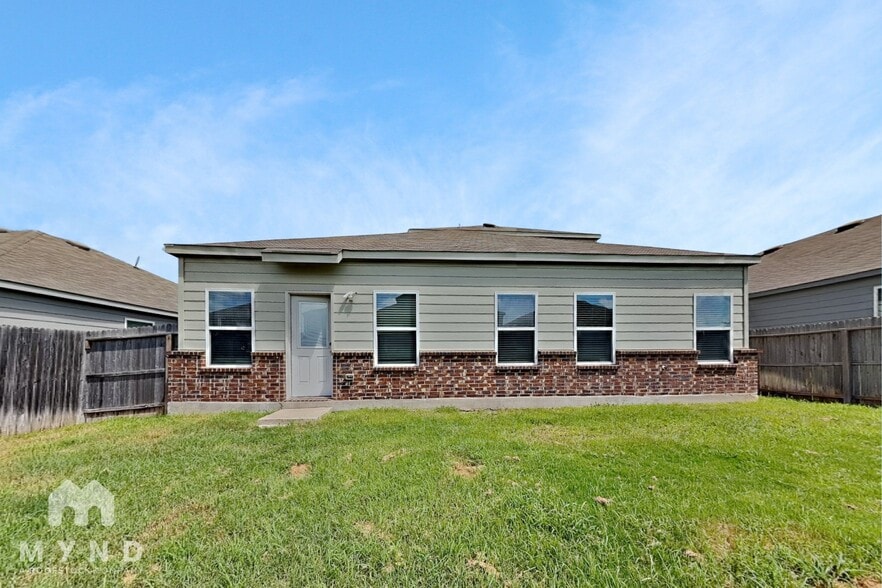 Building Photo - 246 Savage St