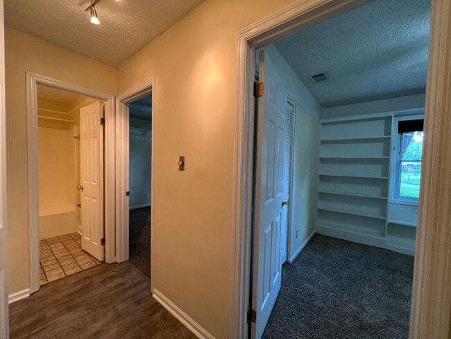 Building Photo - Adorable 3/2 on large corner lot