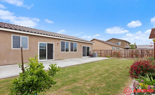 Building Photo - Spacious 3BD/2BA Home in Bakersfield's 93313 — Fully Equipped, Garage & Small Pets Welcome!