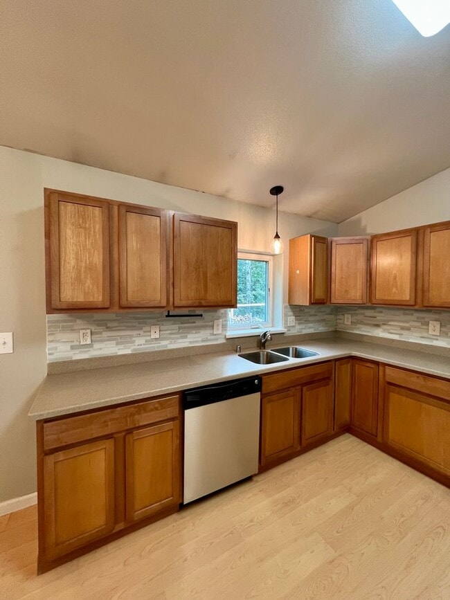 Building Photo - 3-Bedroom Home in North Pole / 2 Car Garag...